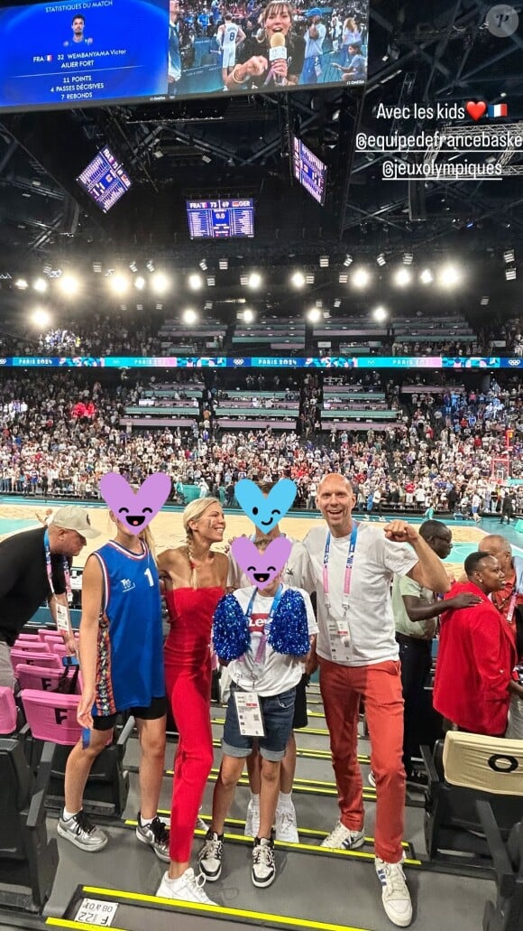 Laurence Auzière avec ses trois enfants Emma, Alice et Thomas, et son compagnon Matthieu Graffensttaden lors des demi-finales de basket aux Jeux Olympiques de Paris 2024 à l'Arena Bercy le 8 août 2024.