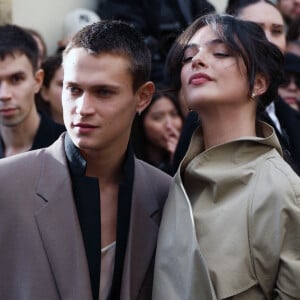 Prise en photo par son chéri en bikini dans l'eau cristalline, on découvre également la jeune Deva embrasser son compagnon qui est l'acteur italien Saul Nanni.
Deva Cassel et son compagnon Saul Nanni - Arrivées au défilé Dior Haute Couture Printemps/Été 2024 dans le cadre de la Fashion Week de Paris (PFW), au musée Rodin à Paris, France, le 22 janvier 2024. © Denis Guignebourg/Bestimage 