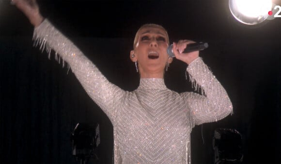 Celine Dion chante depuis le premier étage de la Tour Eiffel, L’hymne à l’amour, d’Édith Piaf - Cérémonie d'ouverture des Jeux Olympiques (JO) de Paris 2024. © Capture France TV via Bestimage  Celine Dion sings from the first floor of the Eiffel Tower, The Hymn to Love, by Edith Piaf - Opening ceremony of the Paris 2024 Olympic Games (OG).