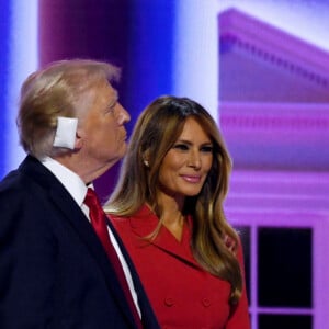 Il a été blessé à l'oreille mais a échappé presque miraculeusement à la mort en pivotant sa tête au moment précis où son assassin a tiré sur lui.
Donald J. Trump et sa femme Melania lors du jour 4 de la Convention Nationale des Républicains à Milwaukee (RNC). 