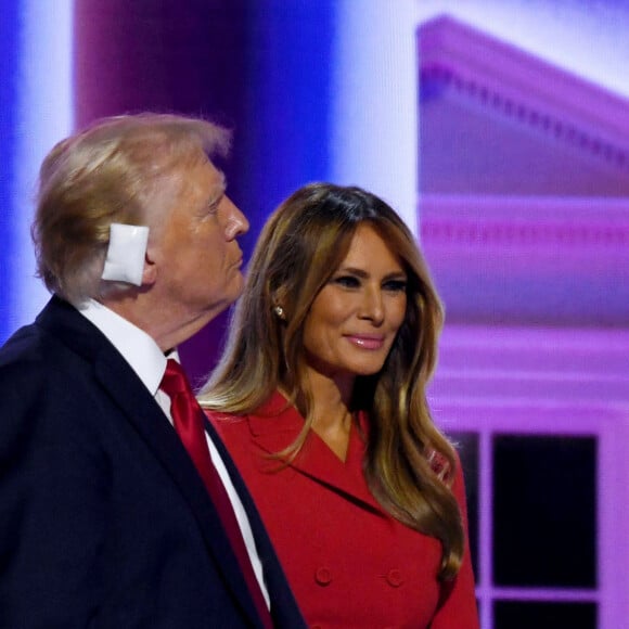 Il a été blessé à l'oreille mais a échappé presque miraculeusement à la mort en pivotant sa tête au moment précis où son assassin a tiré sur lui.
Donald J. Trump et sa femme Melania lors du jour 4 de la Convention Nationale des Républicains à Milwaukee (RNC). 