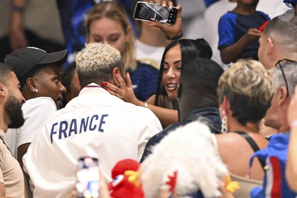 Le joueur avait remporté la médaille d'or lors des JO de Tokyo avec ses coéquipiers en 2021
Earvin Ngapeth et sa compagne - Victoire de l'équipe de France de volley ball en finale face à la Pologne (25-19, 25-20, 25-23) aux Jeux Olympiques de Paris2024 (JO), le 10 août 2024. © Jacovides / Perusseau / Bestimage 