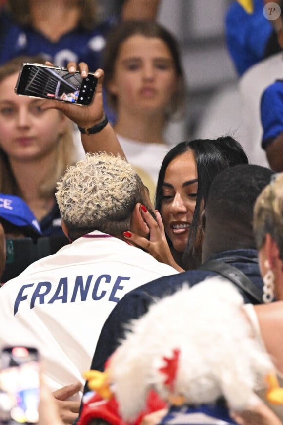 Il est parvenu à conserver son titre en décrochant une nouvelle médaille d'or à Paris
Earvin Ngapeth et sa compagne - Victoire de l'équipe de France de volley ball en finale face à la Pologne (25-19, 25-20, 25-23) aux Jeux Olympiques de Paris2024 (JO), le 10 août 2024. © Jacovides / Perusseau / Bestimage 