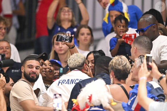 Earvin Ngapeth a célébré cet exploit en allant embrasser sa compagne dans les tribunes
Earvin Ngapeth et sa compagne - Victoire de l'équipe de France de volley ball en finale face à la Pologne (25-19, 25-20, 25-23) aux Jeux Olympiques de Paris2024 (JO), le 10 août 2024. © Jacovides / Perusseau / Bestimage 