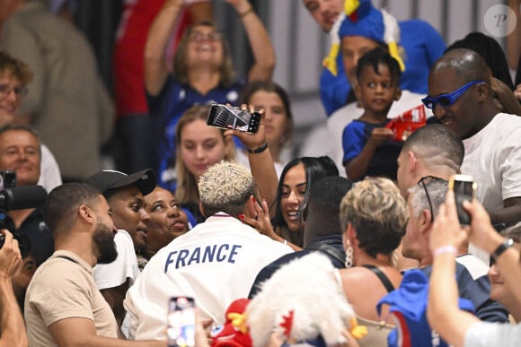 Son coéquipier Nicolas Le Goff l'a ensuite imité
Earvin Ngapeth et sa compagne - Victoire de l'équipe de France de volley ball en finale face à la Pologne (25-19, 25-20, 25-23) aux Jeux Olympiques de Paris2024 (JO), le 10 août 2024. © Jacovides / Perusseau / Bestimage 