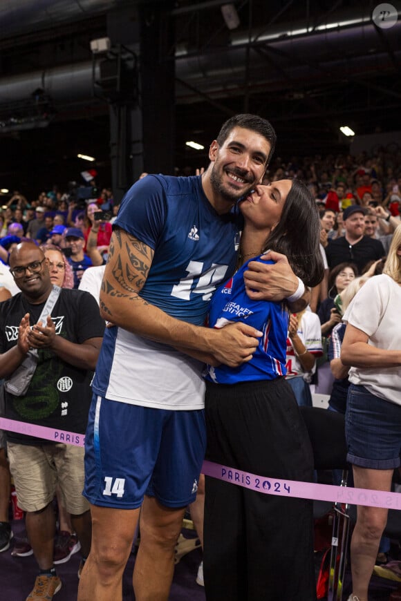 Nicolas Le Goff et sa compagne Ambre (Koh Lanta) - Victoire de l'équipe de France de volley ball en finale face à la Pologne (25-19, 25-20, 25-23) aux Jeux Olympiques de Paris2024 (JO), le 10 août 2024. © Jacovides / Perusseau / Bestimage 