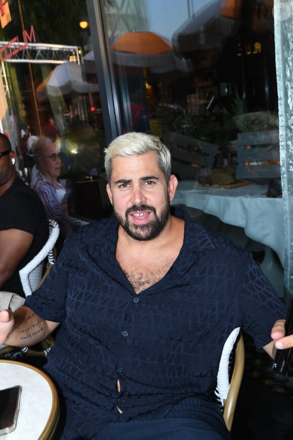 Cependant, l'humoriste s'est vite lassé de cette coupe de cheveux
Exclusif - Artus - Teddy Riner fête son titre de champion Olympique de judo +100KG au restaurant "Podium" du groupe (Les bistrots Pas Parisiens) à Paris le 2 aout 2024. © Rachid Bellak/Bestimage 