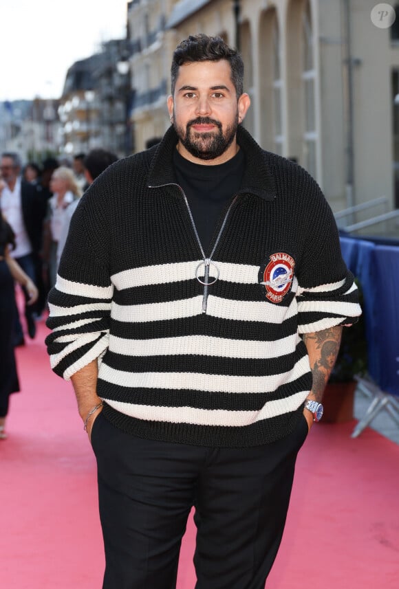 Artus a donc décidé d'y remédier lui même avec une tondeuse
Artus au tapis rouge du 38ème festival du film de Cabourg, France, le 14 juin 2024. Les Journées romantiques du 38ème Festival du film de Cabourg (Calvados) auront lieu du 12 au 16 juin. © Coadic Guirec/Bestimage