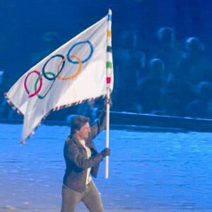 Tom Cruise lors du passage de drapeau olympique entre Paris et Los Angeles pendant la cérémonie de clôture des Jeux Olympiques de Paris (JO) 2024 au Stade de France, à Saint-Denis banlieue de Paris, France, le 11 août 2024. © Capture TV France 2 via Bestimage 