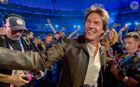 Tom Cruise lors du passage de drapeau olympique entre Paris et Los Angeles pendant la cérémonie de clôture des Jeux Olympiques de Paris (JO) 2024 au Stade de France, à Saint-Denis banlieue de Paris, France, le 11 août 2024. © Capture TV France 2 via Bestimage 