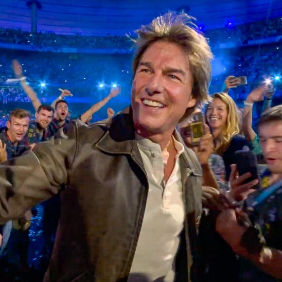 Tom Cruise lors du passage de drapeau olympique entre Paris et Los Angeles pendant la cérémonie de clôture des Jeux Olympiques de Paris (JO) 2024 au Stade de France, à Saint-Denis banlieue de Paris, France, le 11 août 2024. © Capture TV France 2 via Bestimage 