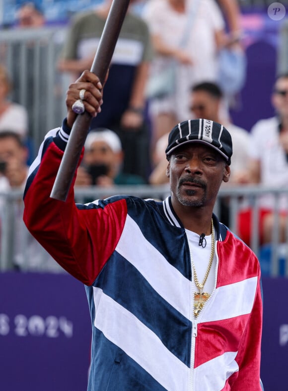 9 août 2024, Paris, Ile de France, France : Snoop Dogg marque le début de la compétition B-Girls round robin à la Concorde pendant les Jeux olympiques de Paris 2024 le vendredi 9 août 2024 à Paris.
(Crédit photo : © Paul Kitagaki, Jr./ZUMA Press Wire)