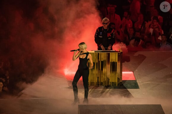 Reprenant le tube planètaire de Kavinsky "Nightcall", l'artiste belge a également été accompagnée en musique par le groupe Phoenix. 
Kavinsky et Angele lors de la cérémonie de clôture des Jeux Olympiques de Paris 2024 au stade de France à Saint-Denis, le 11 août 2024. © Baptiste Autissier / Panoramic / Bestimage