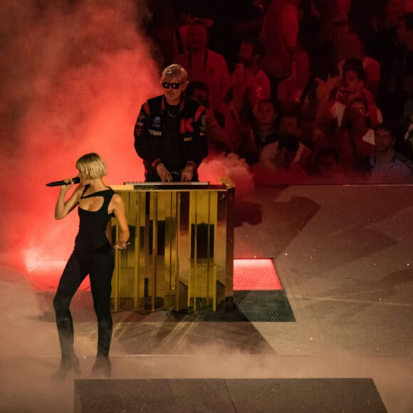 Reprenant le tube planètaire de Kavinsky "Nightcall", l'artiste belge a également été accompagnée en musique par le groupe Phoenix. 
Kavinsky et Angele lors de la cérémonie de clôture des Jeux Olympiques de Paris 2024 au stade de France à Saint-Denis, le 11 août 2024. © Baptiste Autissier / Panoramic / Bestimage