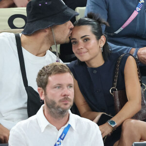 "Je vais être un peu émotif, je suis désolé. Il y a beaucoup de choses qui se mélangent", poursuit le double médaillé de bronze
 
Florent Manaudou et sa compagne Lola Duménil - Les célébrités en tribunes pendant l'épreuve de basketball de Demi-Finale opposant la France à l'Allemagne lors des Jeux Olympiques de Paris 2024 (JO) à l'Arena Bercy, à Paris, France, le 8 août 2024. © Jacovides-Perusseau/Bestimage