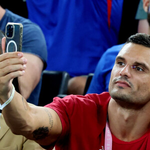 Florent Manaudou et sa compagne Lola Duménil - Les célébrités assistent à la victoire de l'équipe de France de basket face au Canada (82-73) lors des Jeux Olympiques de Paris2024, le 6 août 2024. © Jacovides-Perusseau / Bestimage