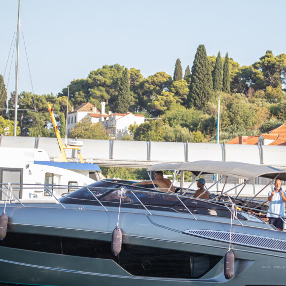 Le joueur de tennis serbe Novak Djokovic avec sa famille et ses amis sur un bateau à Orsan, Dubrovnik le 11 août 2024.