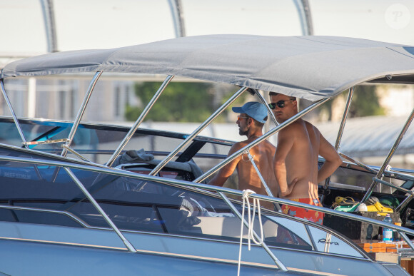 Désormais champion olympique, Novak Djokovic se la coule douce avant une saison qui s'annonce palpitante.

Le joueur de tennis serbe Novak Djokovic avec sa famille et ses amis sur un bateau à Orsan, Dubrovnik le 11 août 2024.