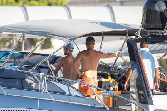 Le joueur de tennis serbe Novak Djokovic avec sa famille et ses amis sur un bateau à Orsan, Dubrovnik le 11 août 2024.