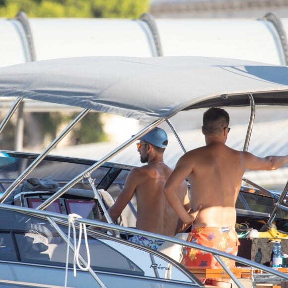 Le joueur de tennis serbe Novak Djokovic avec sa famille et ses amis sur un bateau à Orsan, Dubrovnik le 11 août 2024.