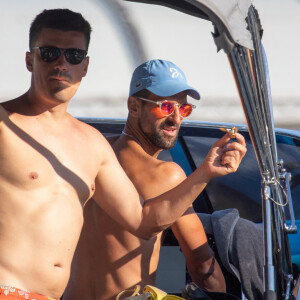 Le joueur de tennis serbe Novak Djokovic avec sa famille et ses amis sur un bateau à Orsan, Dubrovnik le 11 août 2024.