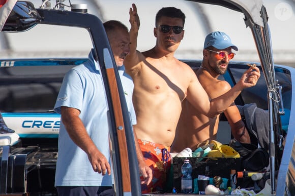 Le joueur de tennis serbe Novak Djokovic avec sa famille et ses amis sur un bateau à Orsan, Dubrovnik le 11 août 2024.