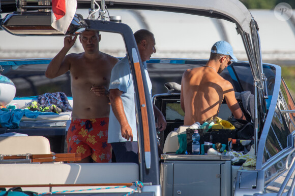 Le joueur de tennis serbe Novak Djokovic avec sa famille et ses amis sur un bateau à Orsan, Dubrovnik le 11 août 2024.