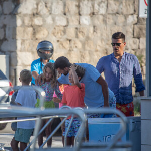 Le joueur de tennis serbe Novak Djokovic avec sa famille et ses amis sur un bateau à Orsan, Dubrovnik le 11 août 2024.