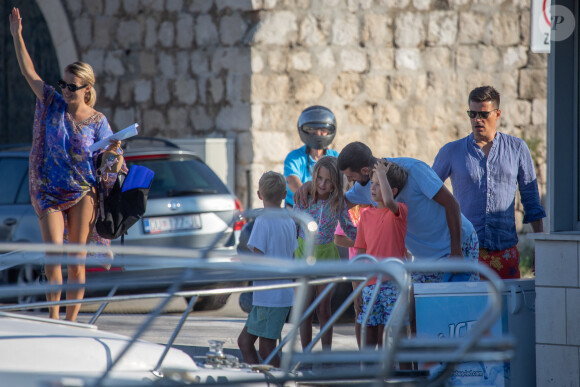 Le joueur de tennis serbe Novak Djokovic avec sa famille et ses amis sur un bateau à Orsan, Dubrovnik le 11 août 2024.