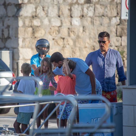 Le joueur de tennis serbe Novak Djokovic avec sa famille et ses amis sur un bateau à Orsan, Dubrovnik le 11 août 2024.