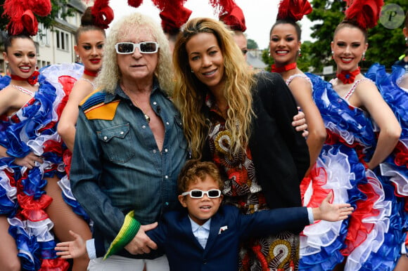 Michel Polnareff, sa compagne Danyellah et leur fils Louka - Le chanteur français Michel Polnareff fête son 72ème anniversaire en présence des danseuses du Moulin-Rouge et donne le départ de la deuxième étape de la 103ème édition de la course cycliste du tour de France le 3 Juillet 2016, entre Saint-Lo et Cherbourg-en-Cotentin, en Normandie. © Coadic Guirec / Bestimage