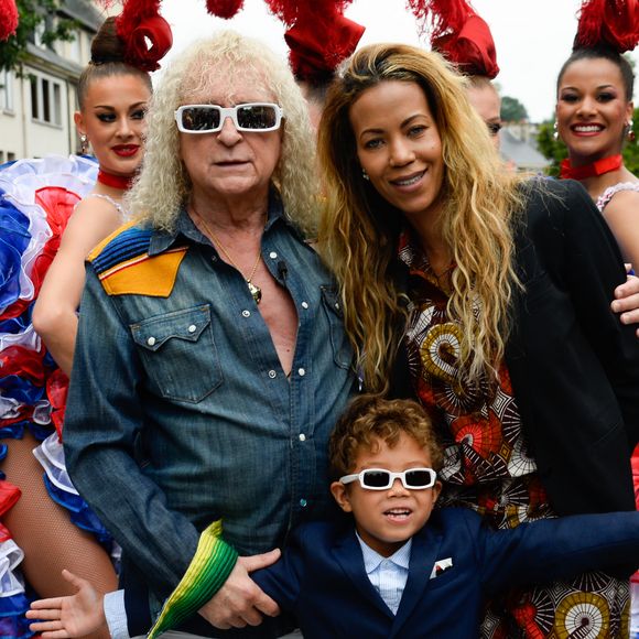 Michel Polnareff, sa compagne Danyellah et leur fils Louka - Le chanteur français Michel Polnareff fête son 72ème anniversaire en présence des danseuses du Moulin-Rouge et donne le départ de la deuxième étape de la 103ème édition de la course cycliste du tour de France le 3 Juillet 2016, entre Saint-Lo et Cherbourg-en-Cotentin, en Normandie. © Coadic Guirec / Bestimage