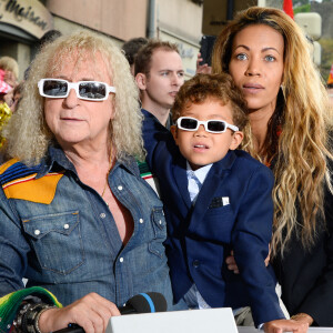 Michel Polnareff, sa compagne Danyellah et leur fils Louka - Le chanteur français Michel Polnareff fête son 72ème anniversaire en présence des danseuses du Moulin-Rouge et donne le départ de la deuxième étape de la 103ème édition de la course cycliste du tour de France, entre Saint-Lo et Cherbourg-en-Cotentin, en Normandie. © Coadic Guirec / Bestimage