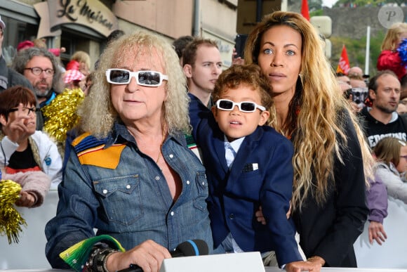 Michel Polnareff, sa compagne Danyellah et leur fils Louka - Le chanteur français Michel Polnareff fête son 72ème anniversaire en présence des danseuses du Moulin-Rouge et donne le départ de la deuxième étape de la 103ème édition de la course cycliste du tour de France, entre Saint-Lo et Cherbourg-en-Cotentin, en Normandie. © Coadic Guirec / Bestimage