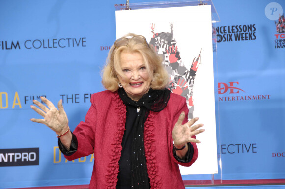 Gena Rowlands laisse son empreinte dans l'histoire au "Hand/Footprint Ceremony" à Hollywood, le 5 décembre 2014