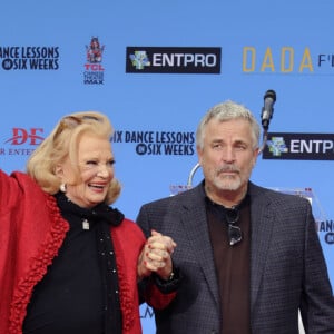 Gena Rowlands et son fils Nick Cassavetes - Gena Rowlands laisse son empreinte dans l'histoire au "Hand/Footprint Ceremony" à Hollywood, le 5 décembre 2014 