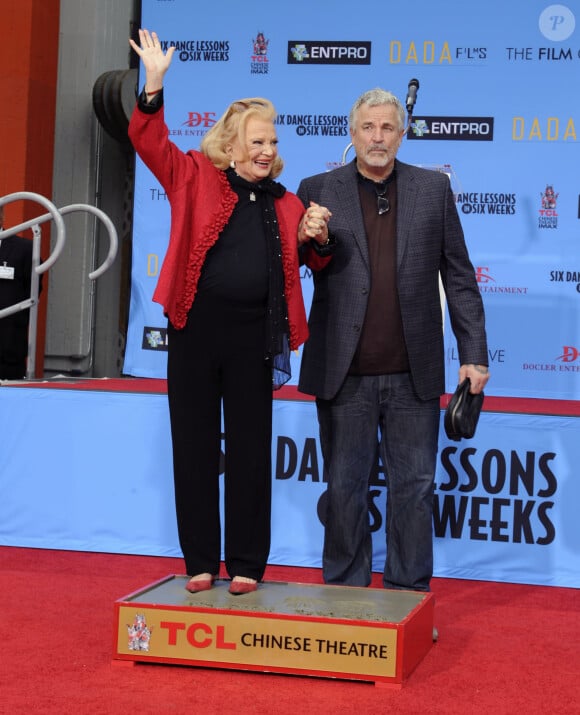 Gena Rowlands et son fils Nick Cassavetes - Gena Rowlands laisse son empreinte dans l'histoire au "Hand/Footprint Ceremony" à Hollywood, le 5 décembre 2014 