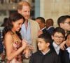 La duchesse de Sussex a ainsi fait un petit clin d'oeil à son pays d'accueil, puisque la robe est fabriquée en Colombie. 
Meghan Markle et prince Harry en Colombie