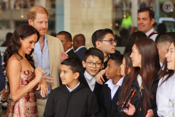 La duchesse de Sussex a ainsi fait un petit clin d'oeil à son pays d'accueil, puisque la robe est fabriquée en Colombie. 
Meghan Markle et prince Harry en Colombie