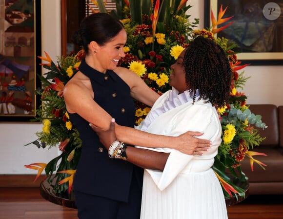 Elle s'est aussi montrée élégante dans un gilet à col de 700 euros de la marque new-yorkaise Veronica Beard.
Meghan Markle en Colombie