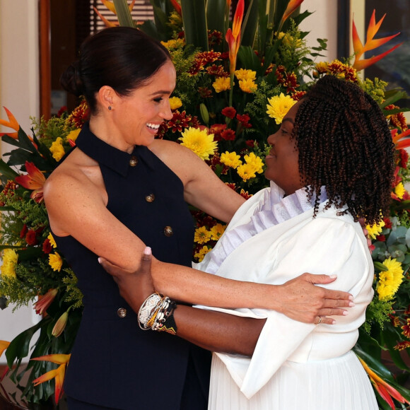 Elle s'est aussi montrée élégante dans un gilet à col de 700 euros de la marque new-yorkaise Veronica Beard.
Meghan Markle en Colombie