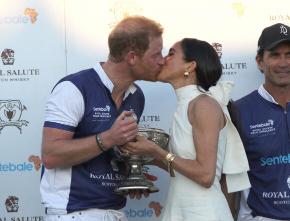 La duchesse de Sussex présente le trophée à son mari, le duc de Sussex, après la victoire de son équipe, la Royal Salute Sentebale Team, sur la Grand Champions Team, lors du Royal Salute Polo Challenge, au profit de Sentebale, au USPA National Polo Center à Wellington, FL, USA, le vendredi 12 avril 2024. Photo par Yaroslav Sabitov/PA Wire/ABACAPRESS.COM