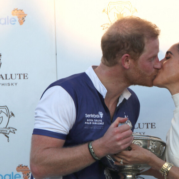 La duchesse de Sussex présente le trophée à son mari, le duc de Sussex, après la victoire de son équipe, la Royal Salute Sentebale Team, sur la Grand Champions Team, lors du Royal Salute Polo Challenge, au profit de Sentebale, au USPA National Polo Center à Wellington, FL, USA, le vendredi 12 avril 2024. Photo par Yaroslav Sabitov/PA Wire/ABACAPRESS.COM