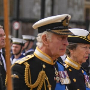 Le roi Charles III a tendu la main à son fils en l'invitant à séjourner à Buckingham Palace pour le 10e anniversaire des Invictus Games.
Le roi Charles III, la princesse Anne et le prince Harry suivent la voiture d'apparat transportant le cercueil de la reine Élisabeth II à l'abbaye de Westminster, à Londres, le 19 septembre 2022. Photo par Emilio Morenatti/PA Wire