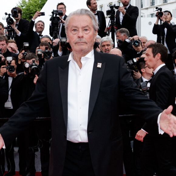 Alain Delon s'est éteint
Alain Delon (avec un badge Paris Match d'une ancienne couverture du magazine titrant "Alain Delon, mes deux amours, Rosalie et Anouchka) - Montée des marches du film "A Hidden Life" lors du 72ème Festival International du Film de Cannes. © Jacovides-Moreau / Bestimage