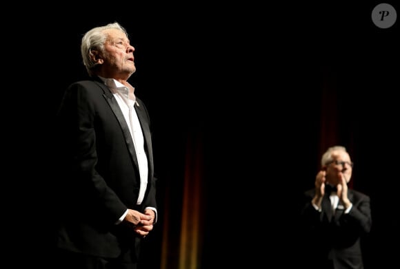 L'acteur est mort dans sa maison de Douchy
Alain Delon (avec un badge Paris Match d'une ancienne couverture du magazine titrant "Alain Delon, mes deux amours, Rosalie et Anouchka) - Remise de la Palme d'Honneur à Alain Delon lors du 72ème Festival International du Film de Cannes. On may 19th 2019 © Jacovides-Moreau / Bestimage