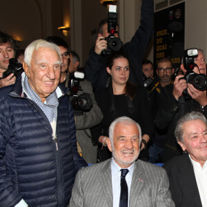 Charles Gérard, Jean-Paul Belmondo et Alain Delon - Remise du 70ème prix du polar "Quai des Orfèvres 2017" par la marraine l'actrice Alice Taglioni, à Pierre Pouchairet pour son livre "Mortels Traffics" à Paris. Le 15 novembre 2016, en présence d'Alain Delon et Jean-Paul Belmondo qui ont reçu des médailles. © Didier Sabardin/Bestimage 