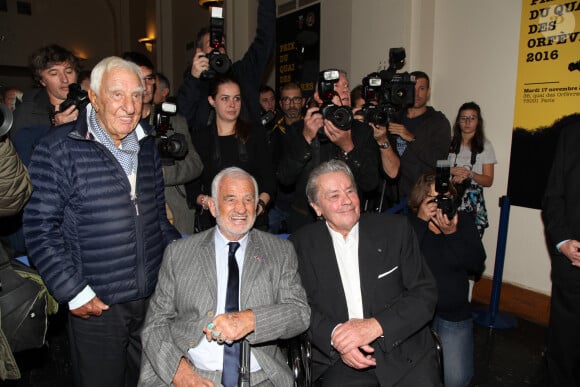 Charles Gérard, Jean-Paul Belmondo et Alain Delon - Remise du 70ème prix du polar "Quai des Orfèvres 2017" par la marraine l'actrice Alice Taglioni, à Pierre Pouchairet pour son livre "Mortels Traffics" à Paris. Le 15 novembre 2016, en présence d'Alain Delon et Jean-Paul Belmondo qui ont reçu des médailles. © Didier Sabardin/Bestimage 