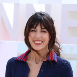 Nolwenn Leroy lors du photocall de 'Broceliande' sur la plage du Majestic lors de la 7eme saison de 'CanneSeries' à Cannes le 7 Avril 2024 Denis Guignebourg/BestImage 