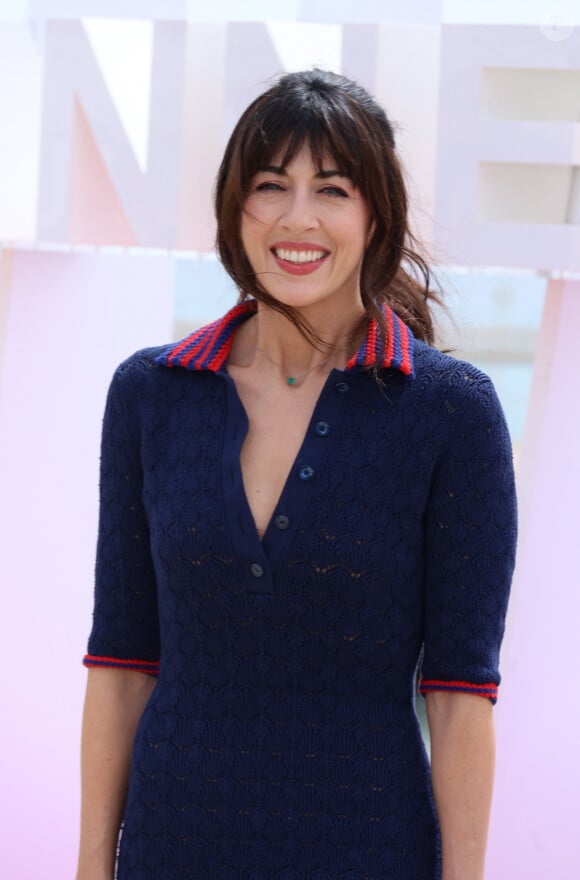 Nolwenn Leroy lors du photocall de 'Broceliande' sur la plage du Majestic lors de la 7eme saison de 'CanneSeries' à Cannes le 7 Avril 2024 Denis Guignebourg/BestImage 